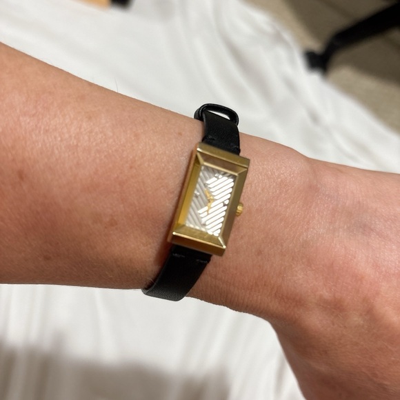 Slim delicate rectangle Gucci watch - Picture 4 of 7
